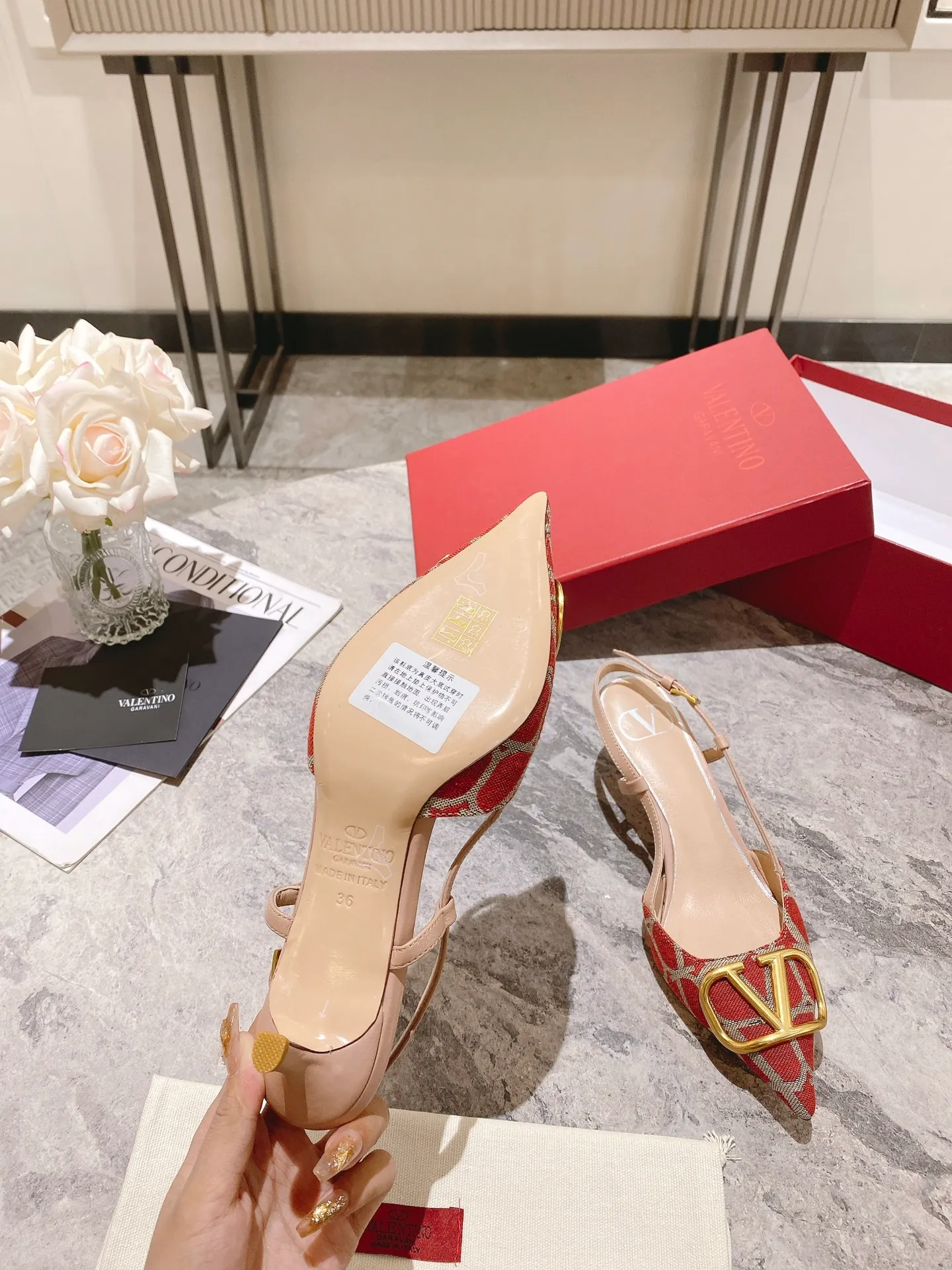 👟👟Ex-factory price 440👟👟 Genuine leather sole +40 Top version 𝑉𝐴𝐿𝐸𝑁𝑇𝐼𝑁𝑂 Valentino 2023 spring and summer new women's 5⃣️color empty back sandals The unique [V logo fabric printing pattern] brings out a full sense of high-end, and the new season will live up to expectations! Worth buying★Absolutely high-grade❥Original method, Absolutely sensual❥Elegant style, creating a different feeling, simple and elegant style!  Code number: 35-41 (34-42 customized) Fabric: Fabric printed cloth Lining: Sheepskin lining Heel height: 3 options 5cm-8cm-10cm Leather outsole Rubber outsole